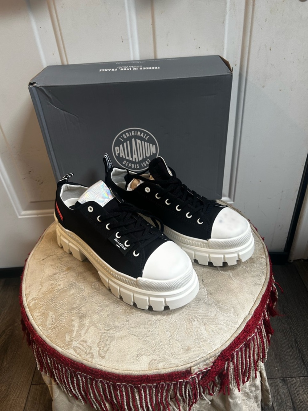 Palladium Black Revolt Lo TX  Canvas platform Sneakers with White Toe Cap Sz 9